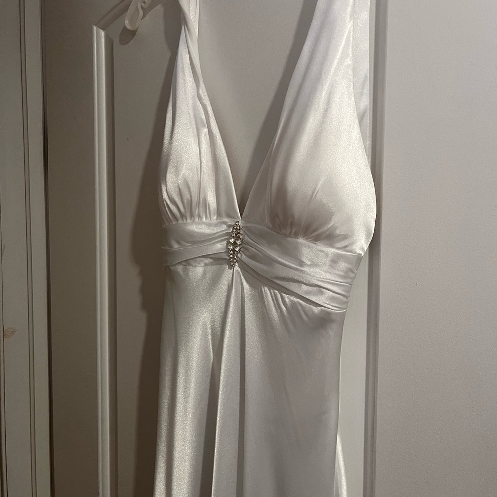 Beautiful wedding/prom/engagement party dress. Never work.